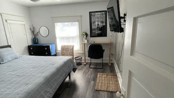 4 室のベッドルーム、デスク、WiFi (無料)、ベッドシーツ