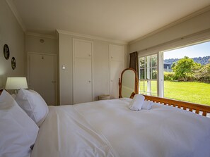3 habitaciones, tabla de planchar con plancha, wifi y ropa de cama 