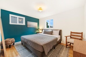3 bedrooms, desk, iron/ironing board, travel crib - Ballard Birdhouse - 93 Walking Score/Garage/AC (Seattle)