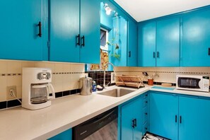 Fridge, microwave, oven, stovetop - Ballard Birdhouse - 93 Walking Score/Garage/AC (Seattle)