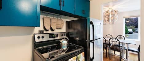Frigorifero, microonde, forno, piano cottura