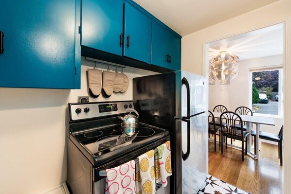 Fridge, microwave, oven, stovetop