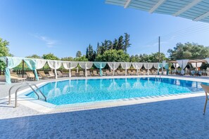 Seasonal outdoor pool, pool umbrellas, sun loungers - Saint Peter Bay Aparthotel by Konnect (Corfu)