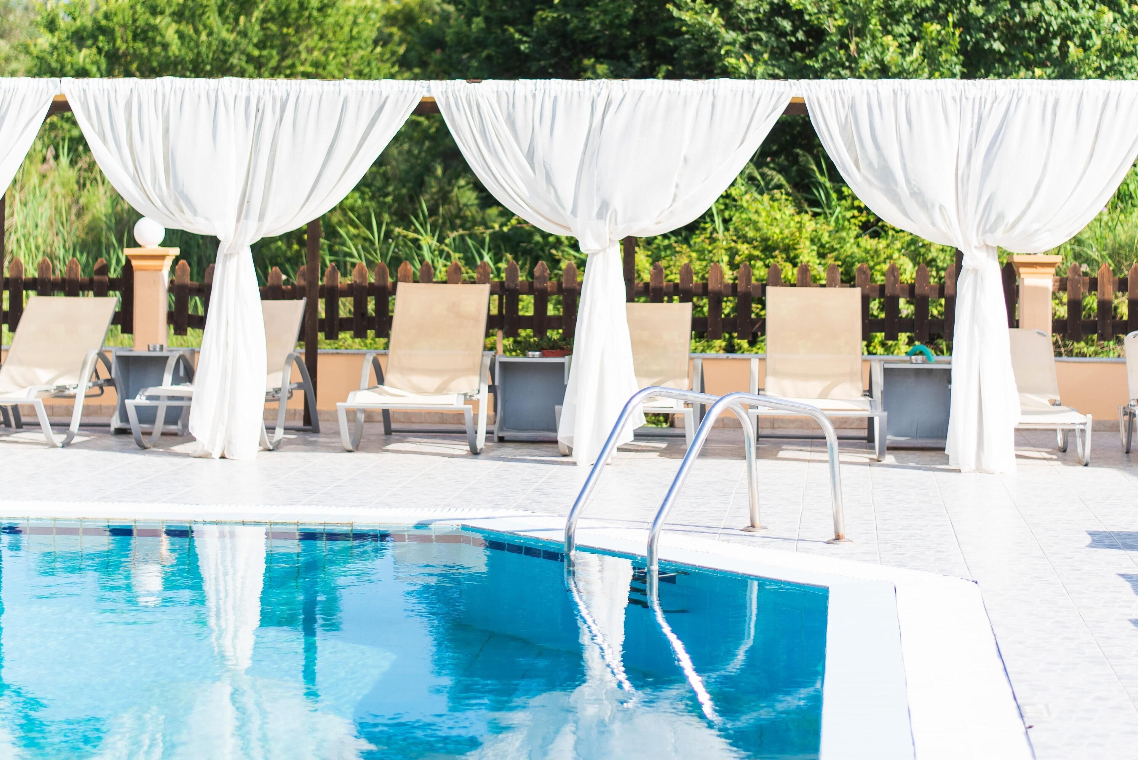 Een seizoensgebonden buitenzwembad en parasols bij het zwembad