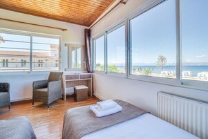 Apartamento, varias camas, vistas al mar, junto a la playa | Escritorio, tabla de planchar con plancha, wifi gratis y ropa de cama