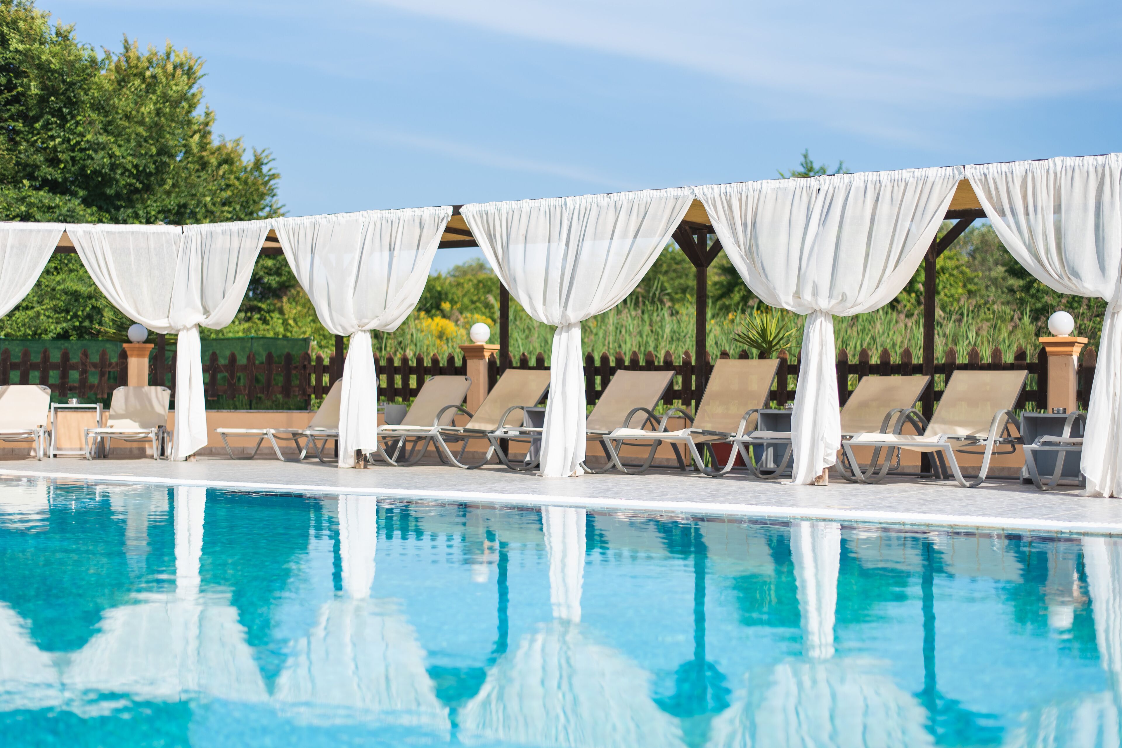 Piscine extérieure (ouverte en saison), parasols de plage
