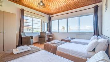 Appartement, Plusieurs lits, vue sur la mer, au bord de la plage | Bureau, fer et planche Ă repasser, accĂšs au Wi-Fi (inclus)