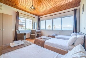 Apartamento, varias camas, vistas al mar, junto a la playa | Escritorio, tabla de planchar con plancha, wifi gratis y ropa de cama