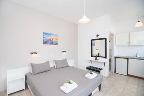 Bureau, fer et planche à repasser, Wi-Fi gratuit, draps fournis