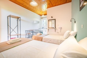 Twin Room | 1 bedroom, desk, iron/ironing board, free WiFi