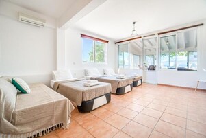 Apartamento, varias camas, vistas al mar, planta baja | Escritorio, tabla de planchar con plancha, wifi gratis y ropa de cama