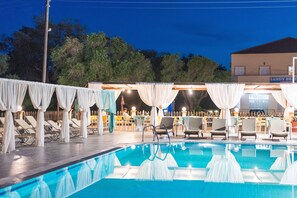 Seasonal outdoor pool, pool umbrellas, sun loungers