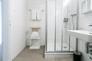 Badekar, hårføner, håndklær og sjampo