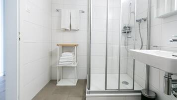 Badkar, hårtork och handdukar