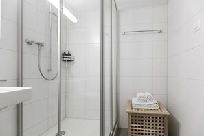 Douche, sèche-cheveux