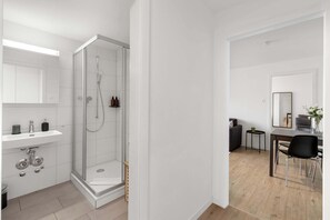 Douche, sèche-cheveux