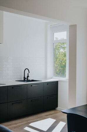 Apartamento, varias camas | Cocina privada | Frigorífico, microondas, horno y placa de cocina