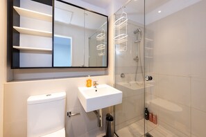 Basic Apartment, 2 Queen Beds | Bathroom