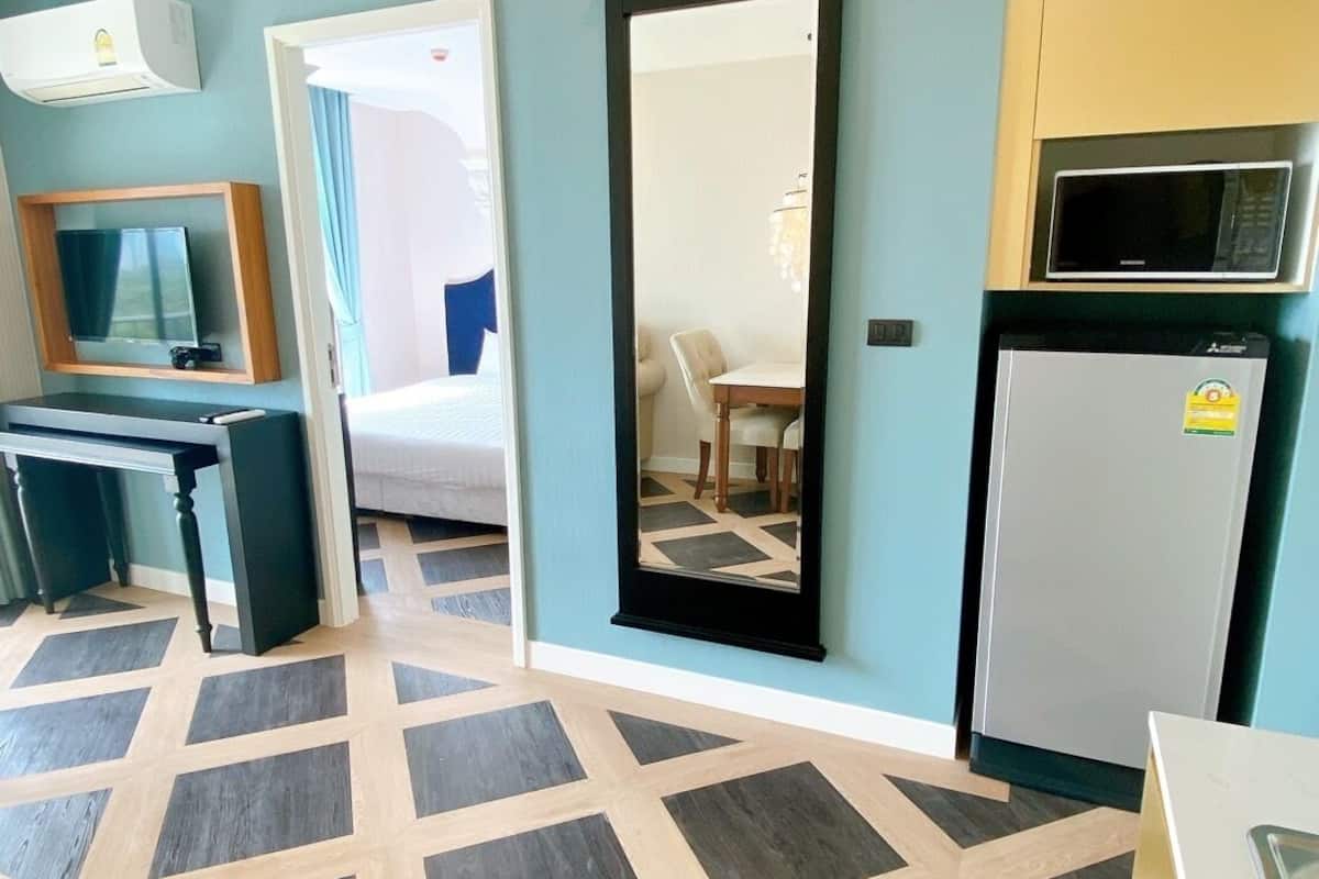 Executive Condo, 1 Bedroom, Lanai, Pool View | 1 bedroom, individually decorated, desk, laptop workspace