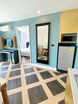 Executive Condo, 1 Bedroom, Lanai, Pool View | 1 bedroom, individually decorated, desk, laptop workspace
