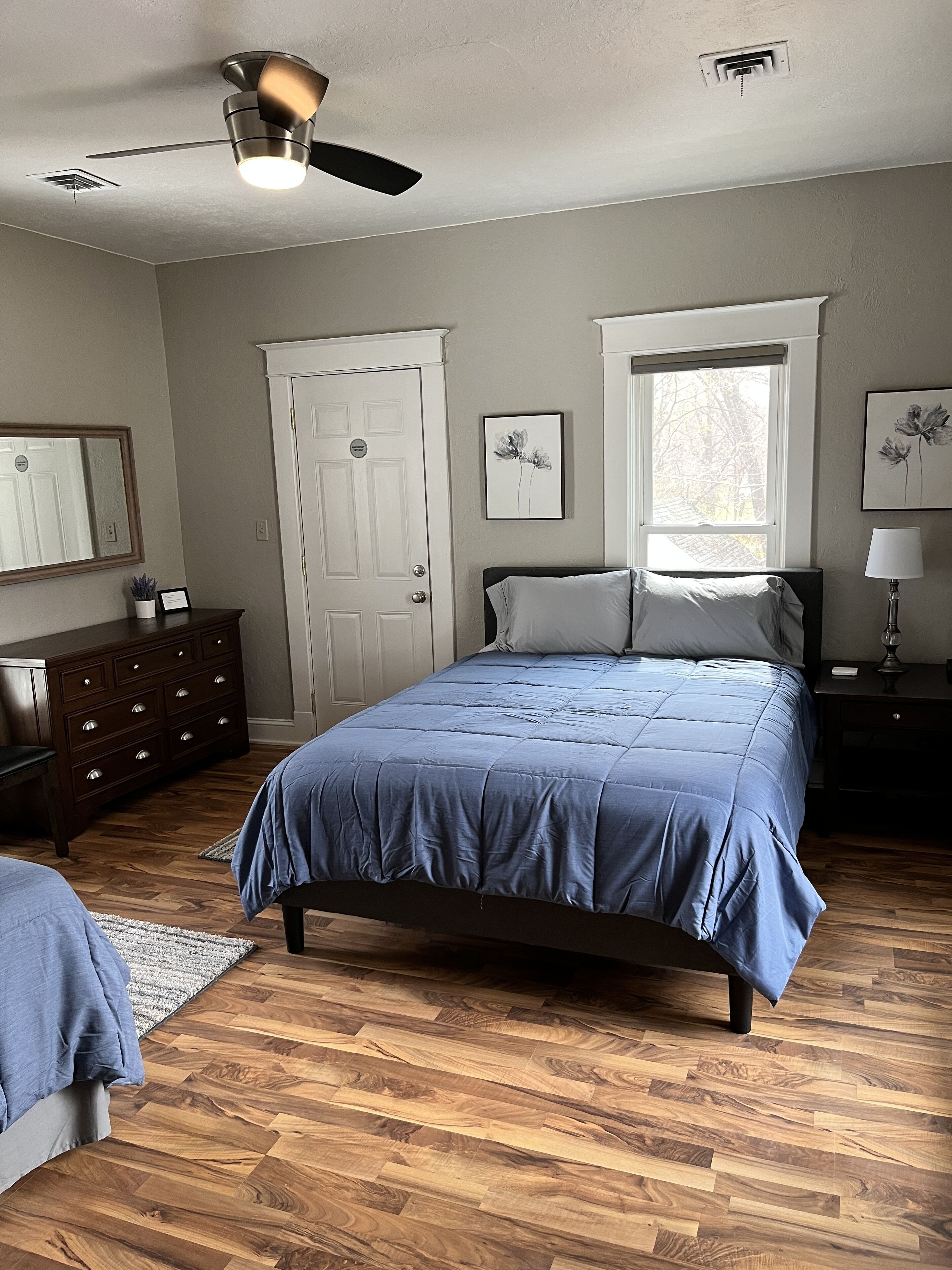 2 chambres, bureau, fer et planche à repasser, lit parapluie