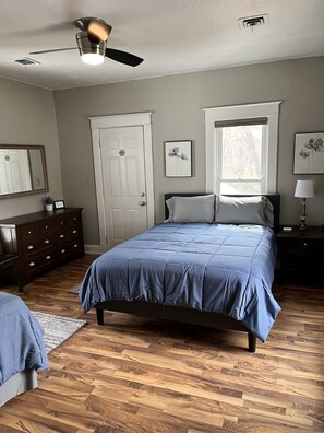 2 soveværelser, skrivebord, strygejern/strygebræt, weekendseng