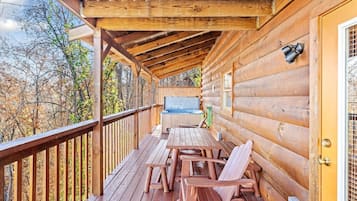 Cabin, 5 Bedrooms | Outdoor spa tub