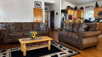 House, 3 Bedrooms | Living area