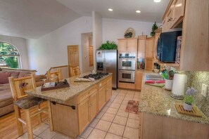 House, 3 Bedrooms | Private kitchen