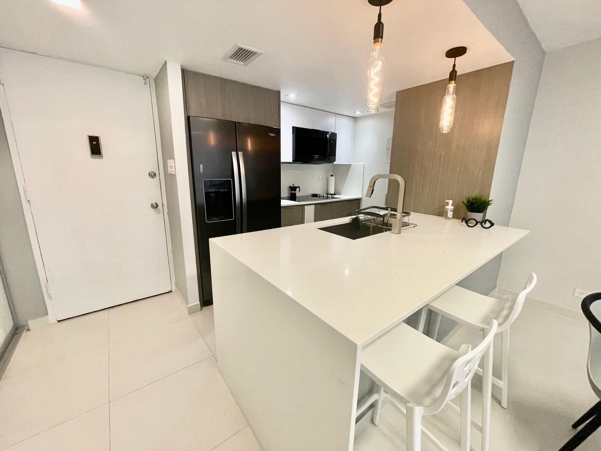 冷蔵庫、電子レンジ、コンロ、コーヒー / ティーメーカー