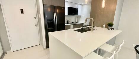 冷蔵庫、電子レンジ、コンロ、コーヒー / ティーメーカー