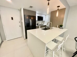 Refrigerador, microondas, parrilla de estufa y cafetera y tetera 