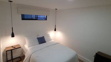 Habitación doble Deluxe | Tabla de planchar con plancha, wifi gratis y ropa de cama