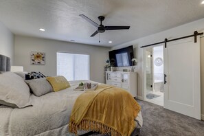 3 bedrooms, desk, iron/ironing board, travel cot