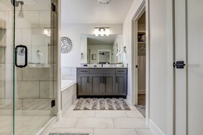 Jetted tub, hair dryer, towels, soap - The Recovery Zone - Relax with a fire-pit & Hottub (Washington)