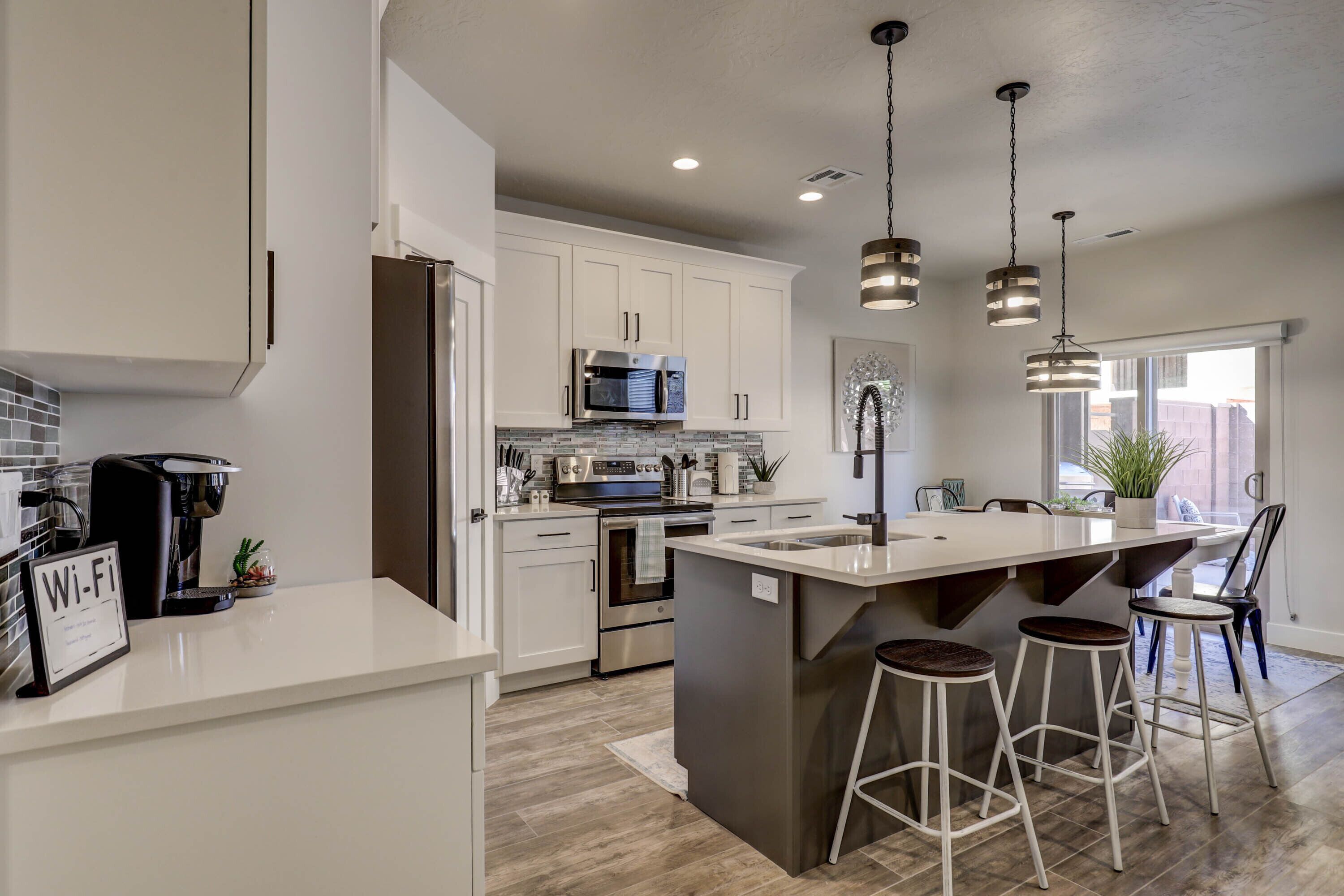 Frigorifero, microonde, forno, piano cottura