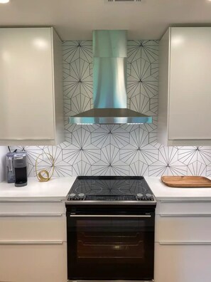 ثلاجة، ميكروويف، فرن، موقد طهي مسطح