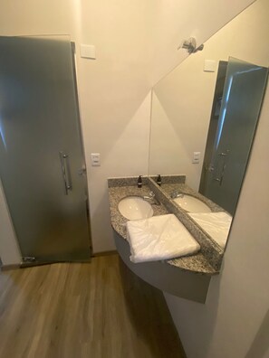 Phòng đôi tiện nghi đơn giản | Phòng tắm | Đồ dùng nhà tắm miễn phí, khăn tắm 