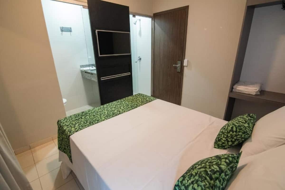 Habitación básica doble | Minibar, escritorio, wifi gratis y ropa de cama