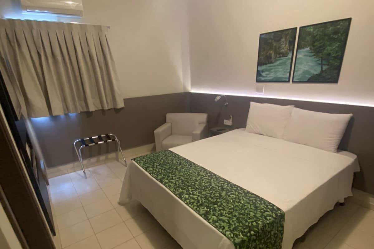 Minibar, escritorio, wifi gratis y ropa de cama