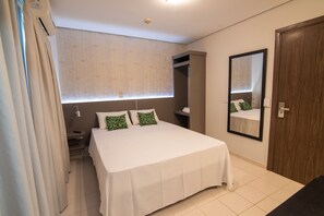 Minibar, bàn, truy cập Internet không dây miễn phí, bộ trải giường 