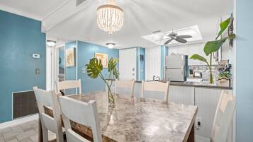 Condo, varias camas, balcón | Restaurantes