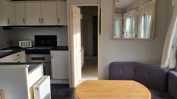 Villa | Cocina privada | Refrigerador, microondas, horno y parrilla de estufa