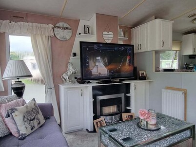 Lovely 3-bed Caravan in Foel, Welshpool