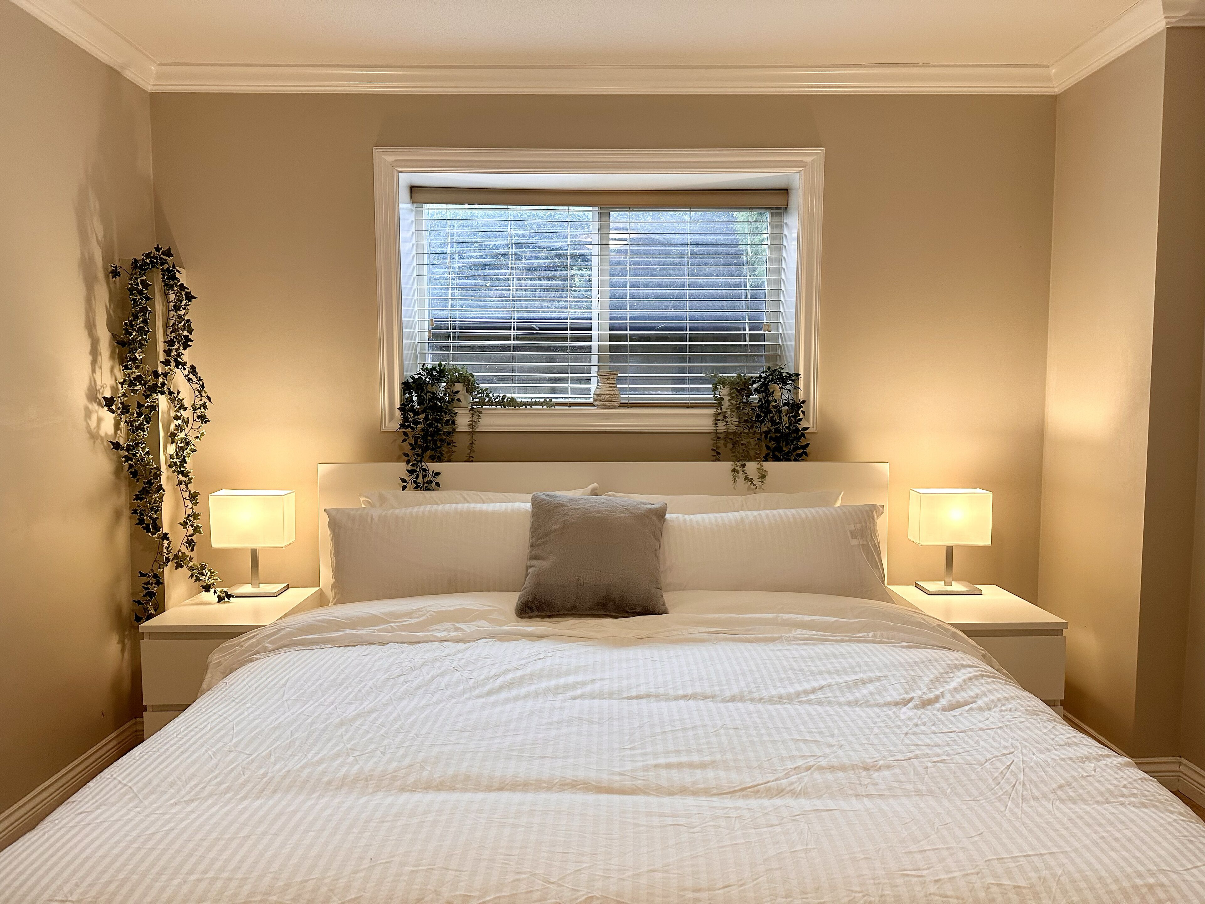 4 bedrooms, desk, WiFi, bed sheets