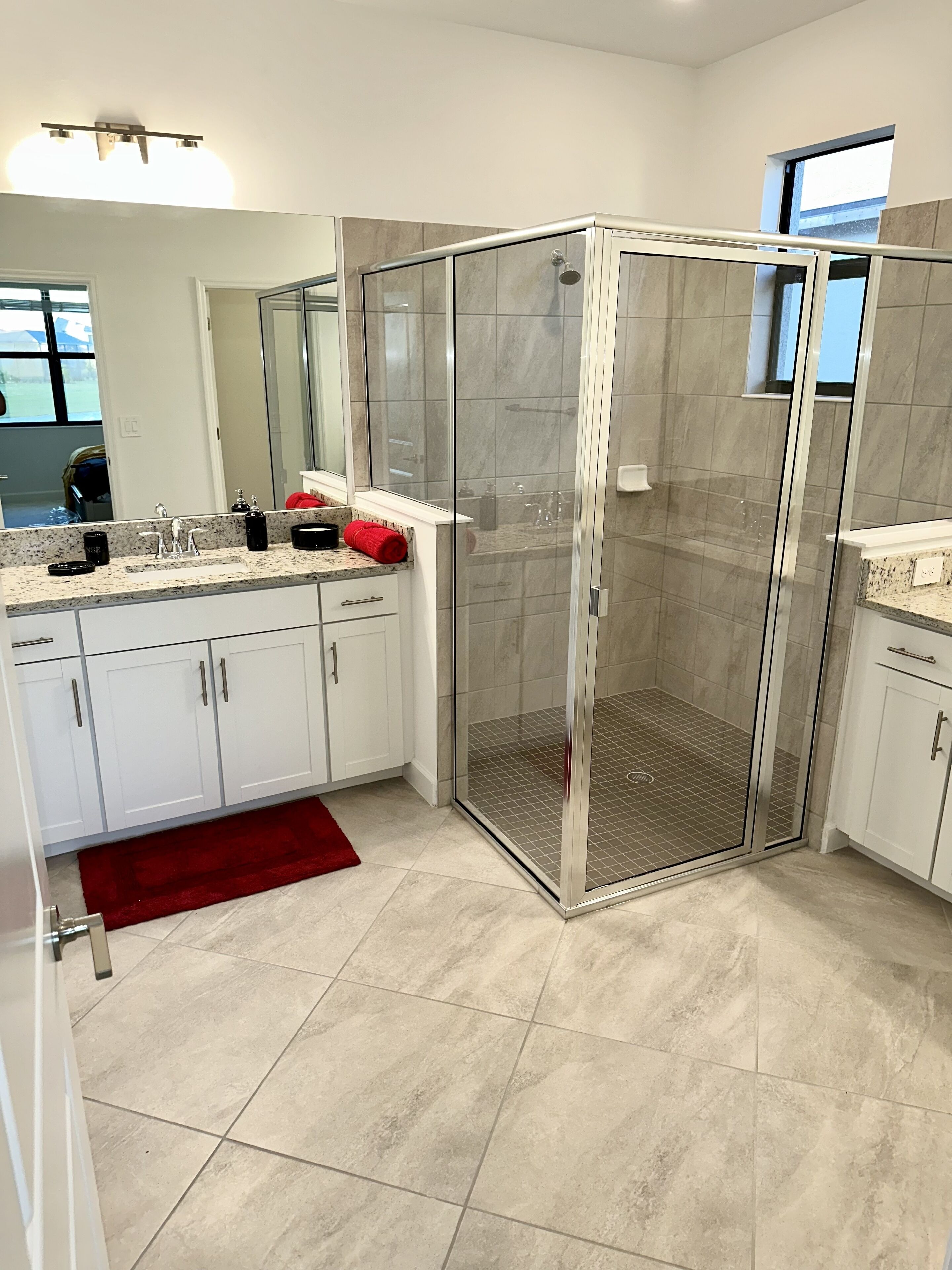 Dusj, hårføner, håndklær og såpe