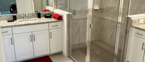 Suihku, hiustenkuivaaja, pyyhkeet, saippua