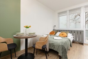 Studio, Balcony | Bed sheets - Kolorowa Studio Apartment by Renters (Warsaw)