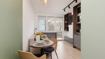 Studio, Balcony | Private kitchen | Microwave, cookware/dishes/utensils