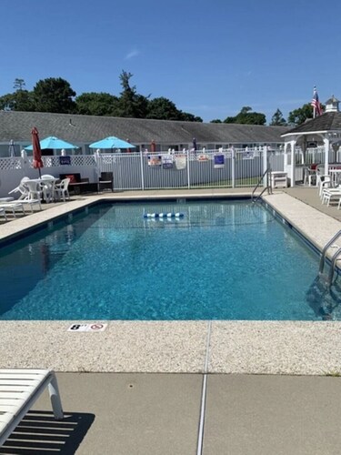 Cozy condo with pool access, 1/2 mile from beach